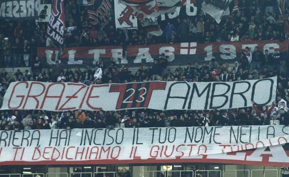 Il tributo dei milanisti a Massimo Ambrosini, passato alla Fiorentina quest&#39;estate.
